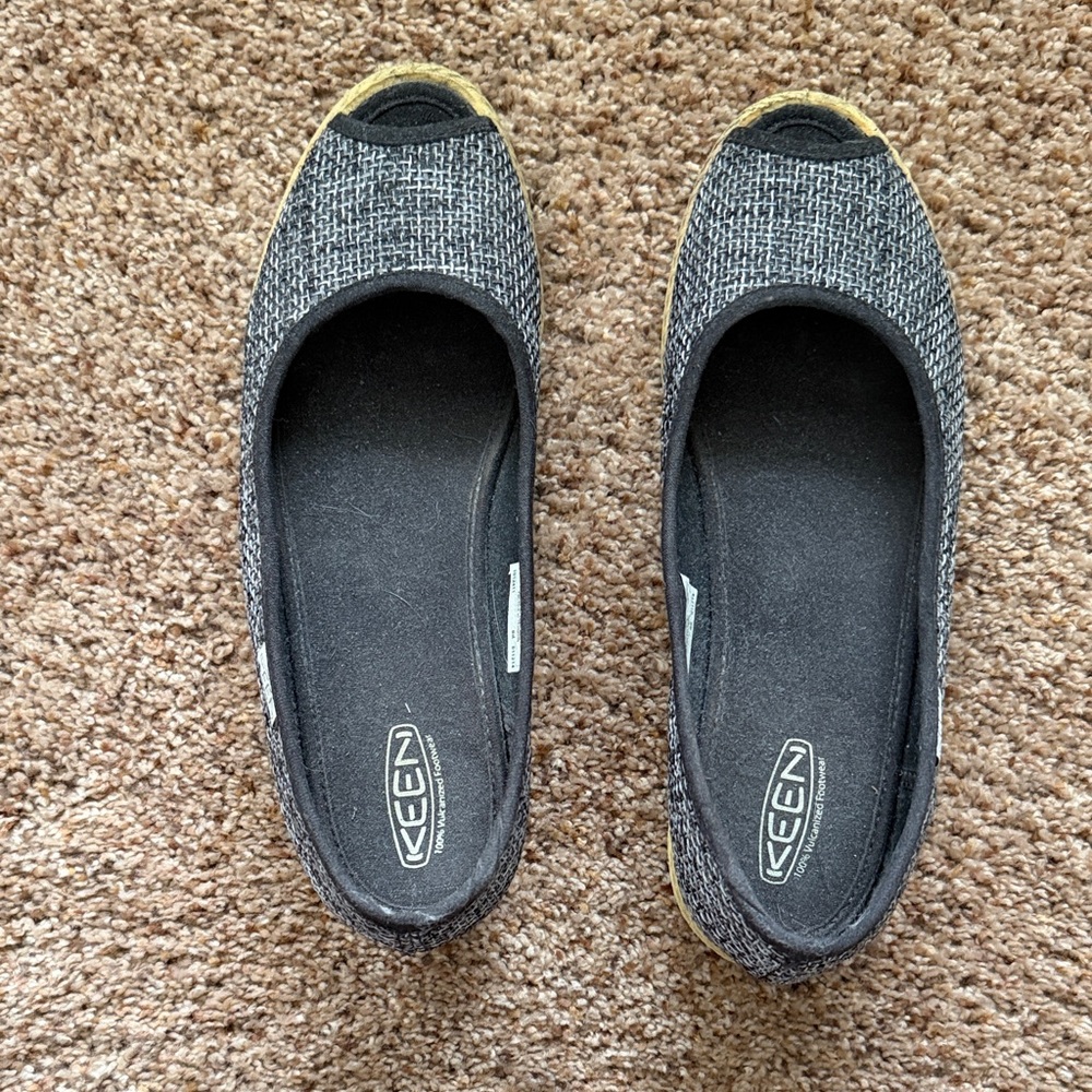 KEEN Women's Gray Knit Slip-On Flats with Yellow Accent
